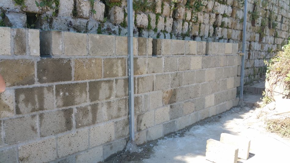 Muro Tufo via tasso Napoli